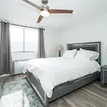 Just Renovated 3 Br/2Bath/ Parking+ Downtown View