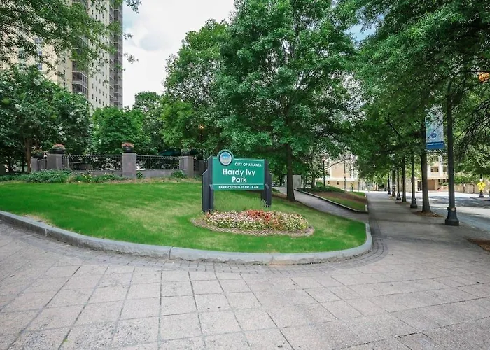 High Rise Downtown Condo With Skyline View