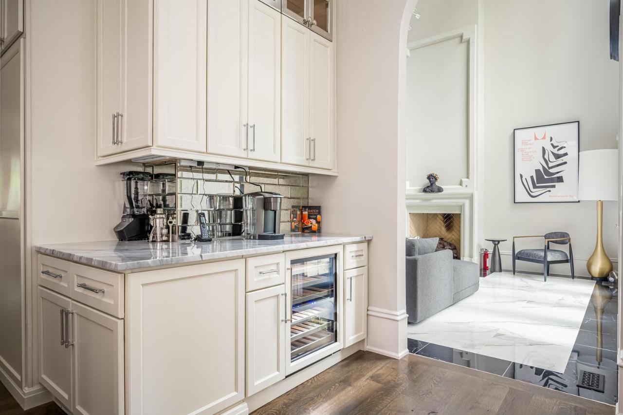 Adams Mansion, 10k Sqft, 7bd/7ba, 15min To Airport Holiday home Atlanta