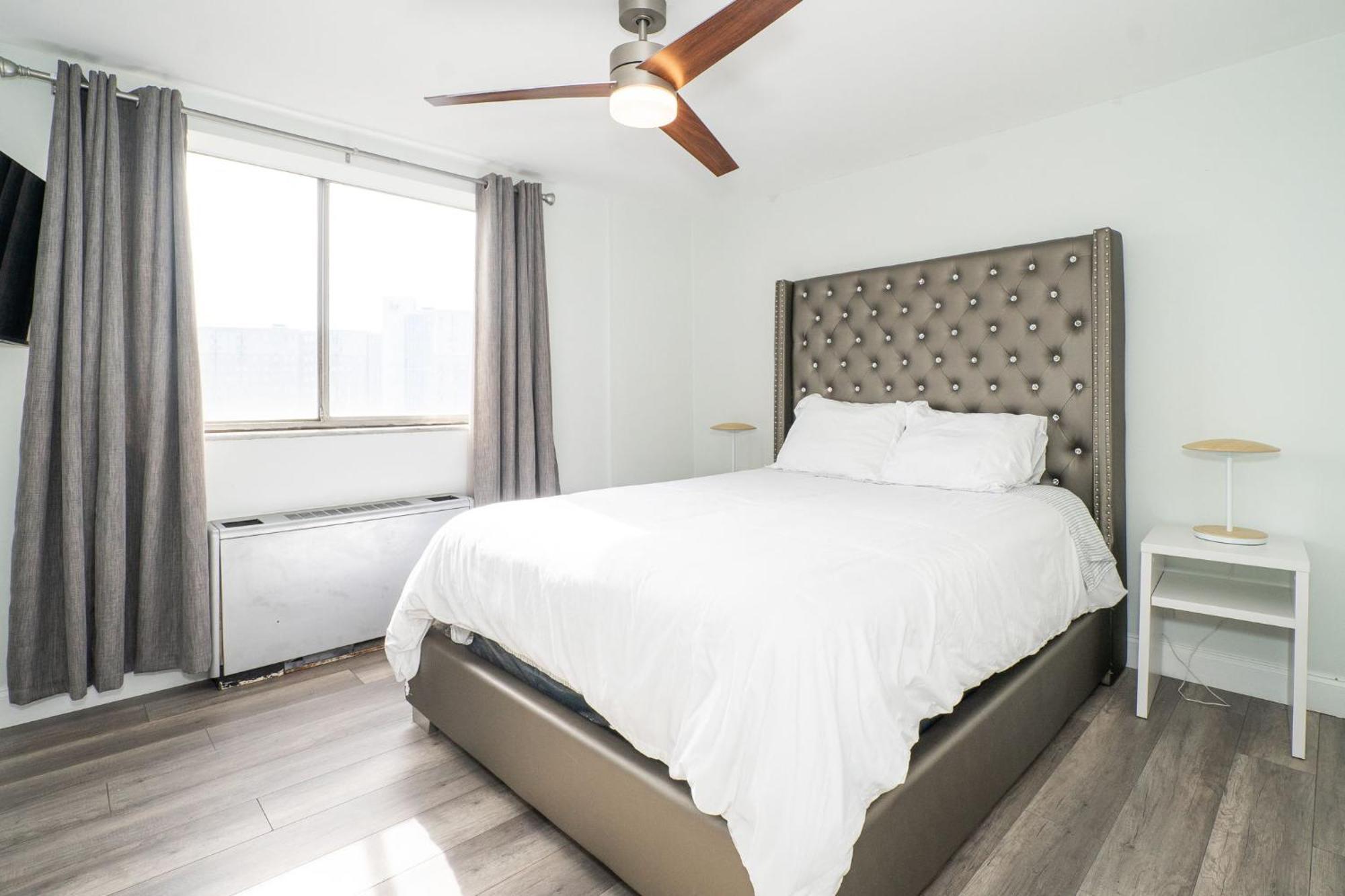Just Renovated 3 Br/2bath/ Parking+ Downtown View Apartment