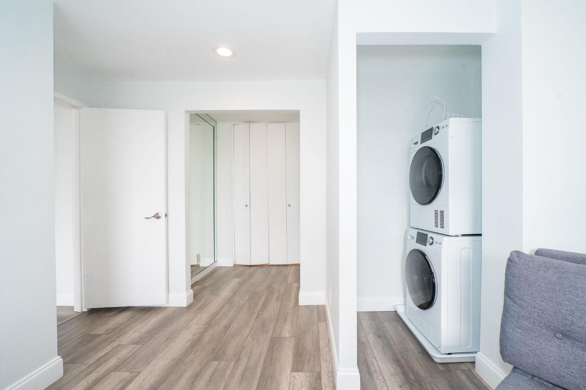 Just Renovated 3 Br/2bath/ Parking+ Downtown View *