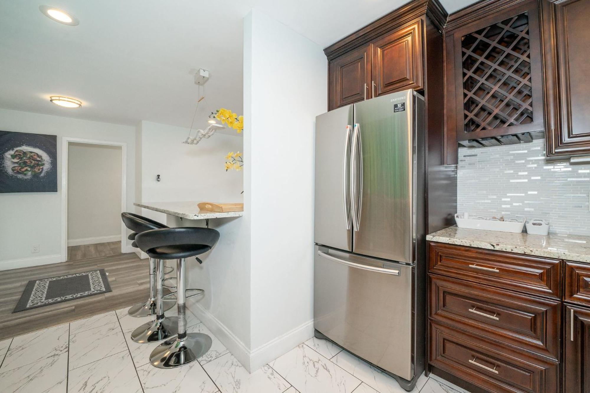 Just Renovated 3 Br/2bath/ Parking+ Downtown View Apartment