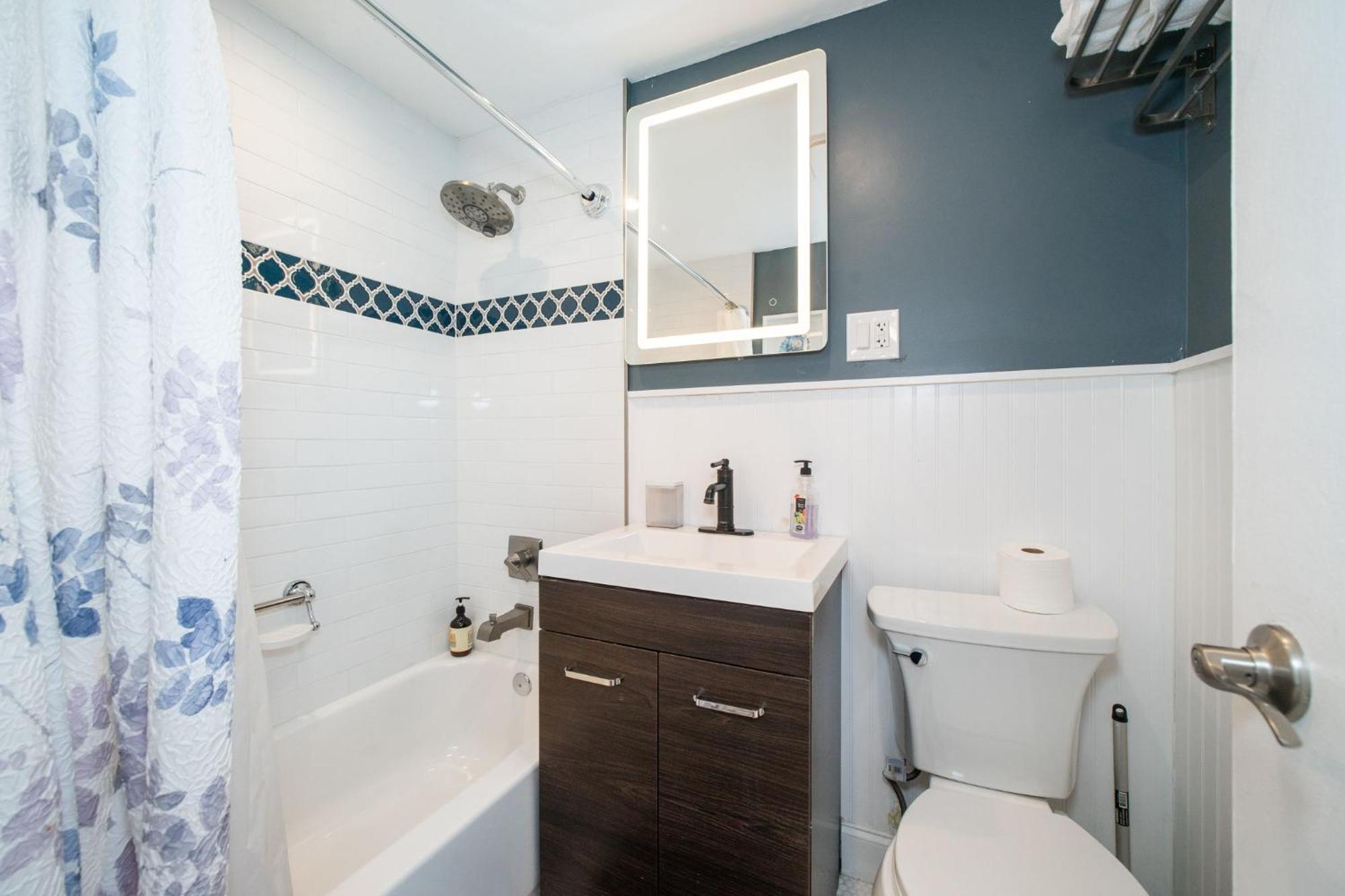 Just Renovated 3 Br/2bath/ Parking+ Downtown View *