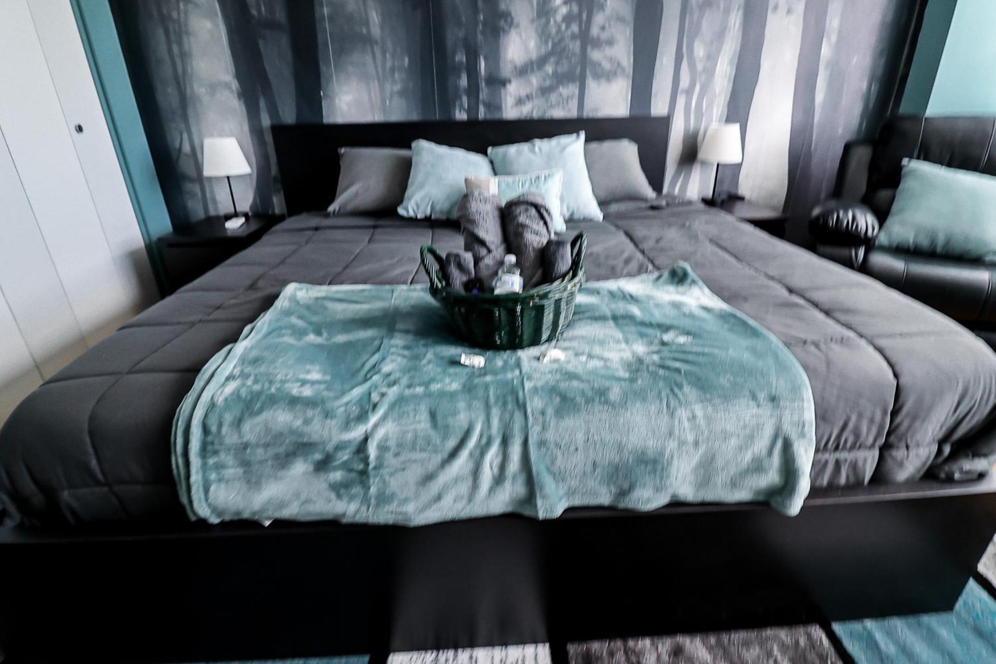 Highrise Dtwn 3 Bed W King Bed Apartment