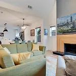 Elegant City Getaway With King Beds And Luxe Bath!