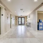 High Floor Traditional Style Studio With Balcony In Downtown Atl