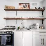 Renovated 2 Bedroom Condo Free Parking Lm1405