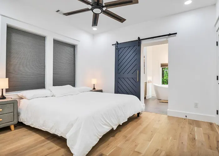 Elegant City Getaway With King Beds And Luxe Bath!