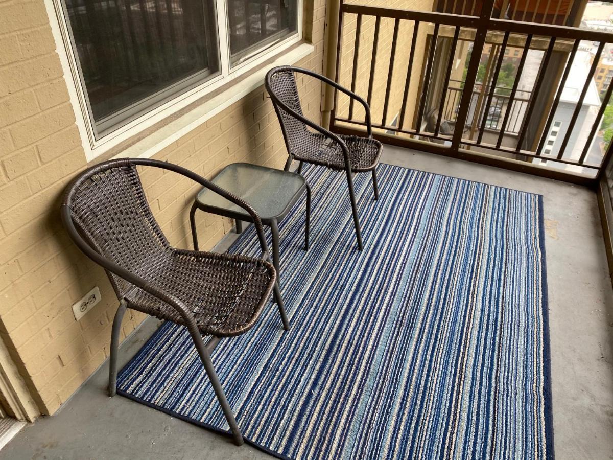 High Floor Traditional Style Studio With Balcony In Downtown Atl
