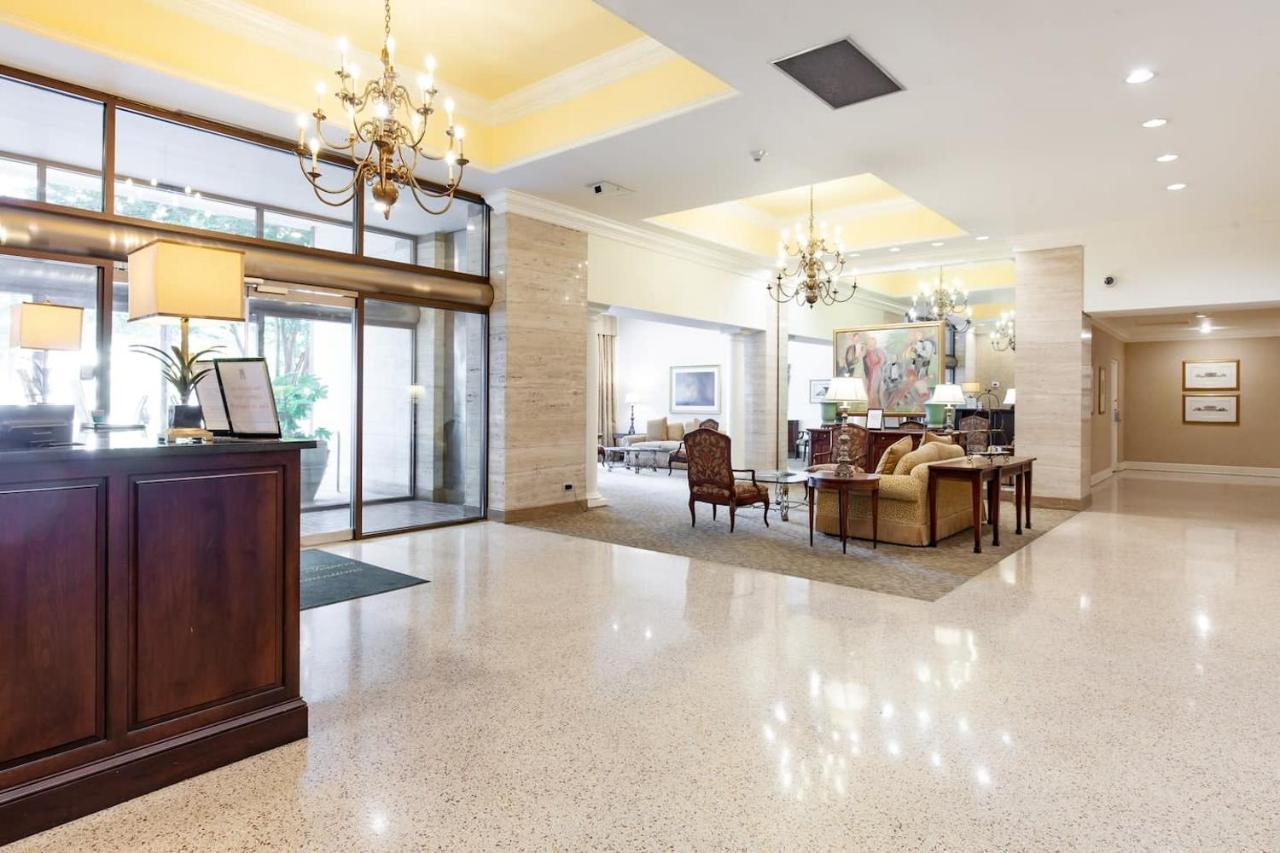 High Floor Traditional Style Studio With Balcony In Downtown Atl * Atlanta