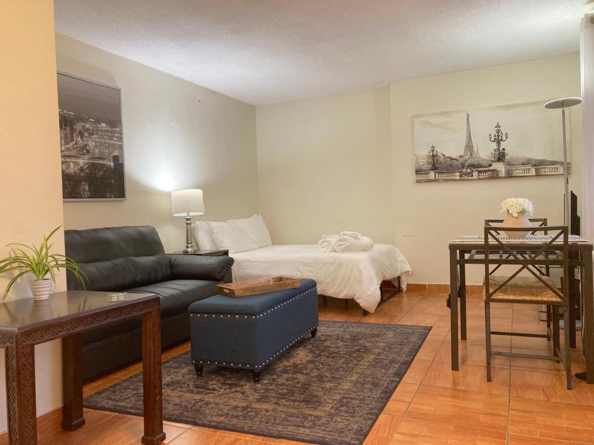 High Floor Traditional Style Studio With Balcony In Downtown Atl *