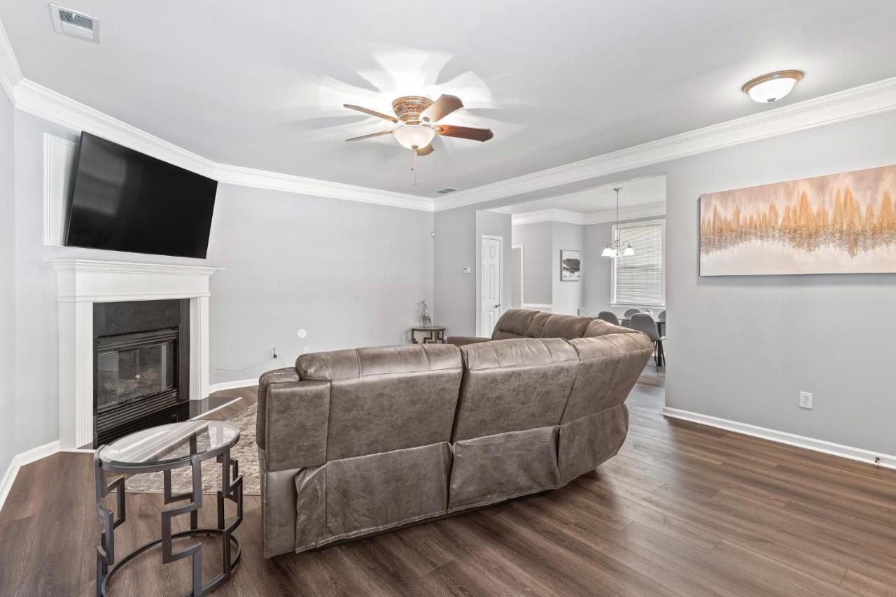 Calming Grey Townhouse With Jacuzzi Bathtub Holiday home *