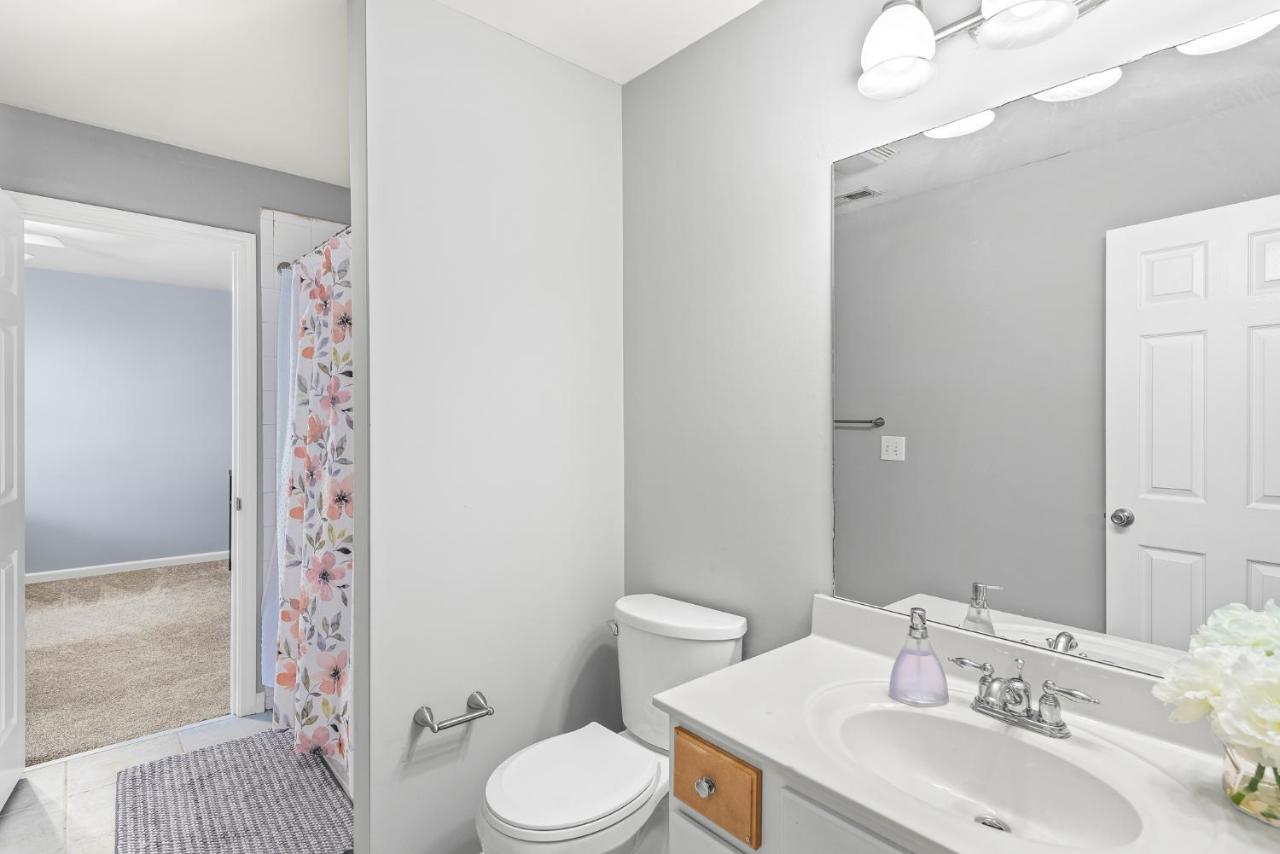 Holiday home Calming Grey Townhouse With Jacuzzi Bathtub