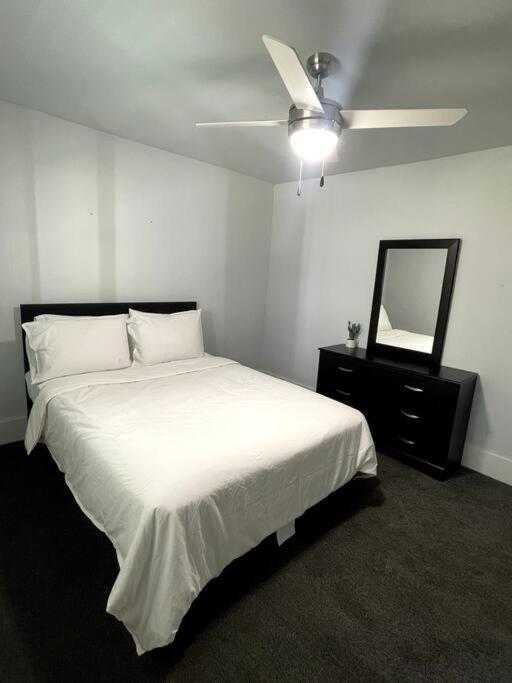 Charming Bungalow Near Downtown Holiday home *