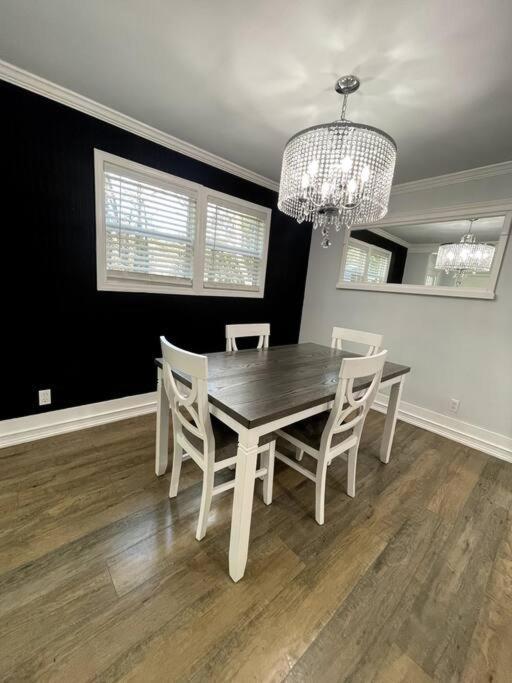 Charming Bungalow Near Downtown Holiday home