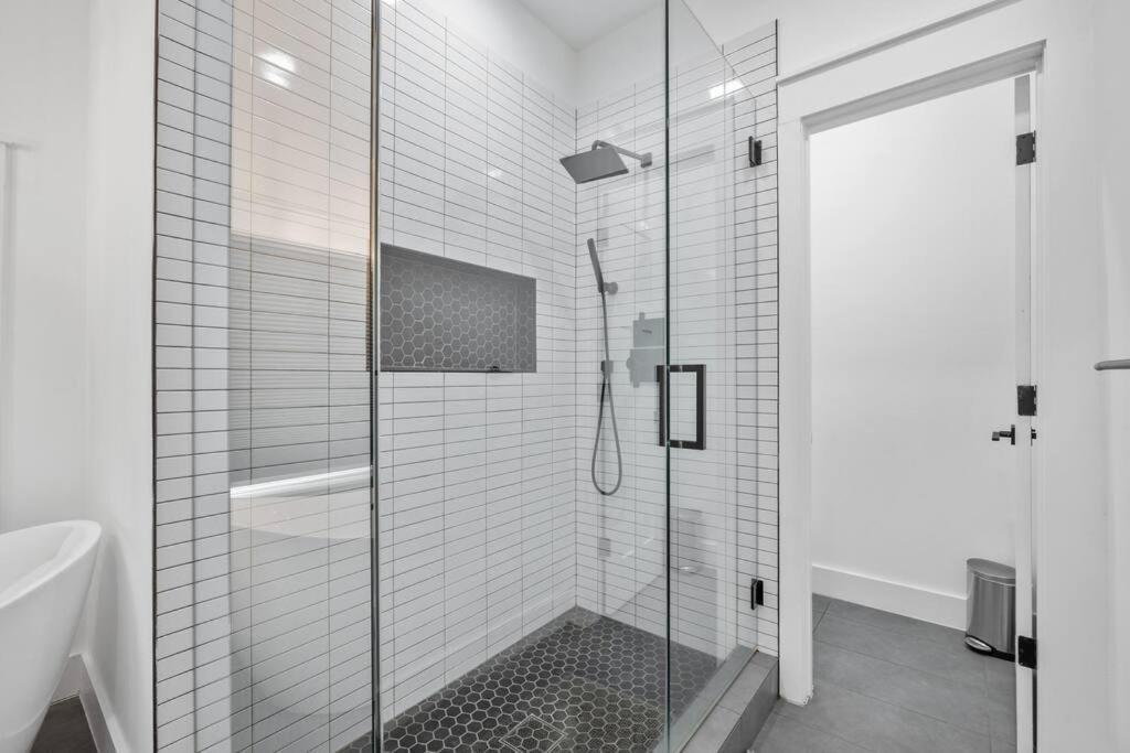 Designer Home: King Beds, Luxe Bath+free Parking! Atlanta
