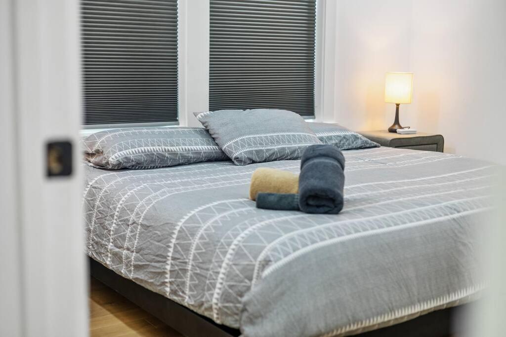 Designer Home: King Beds, Luxe Bath+free Parking!