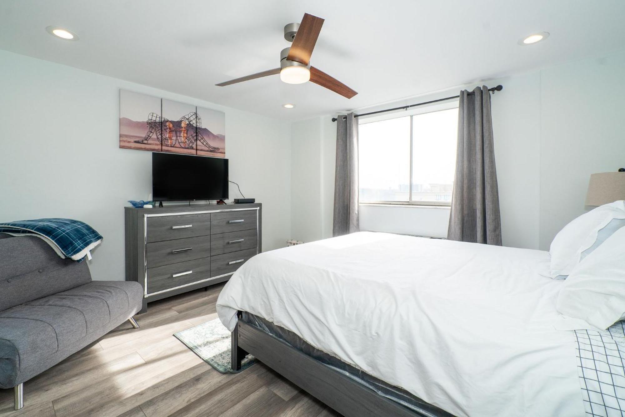 Apartment Just Renovated 3 Br/2bath/ Parking+ Downtown View