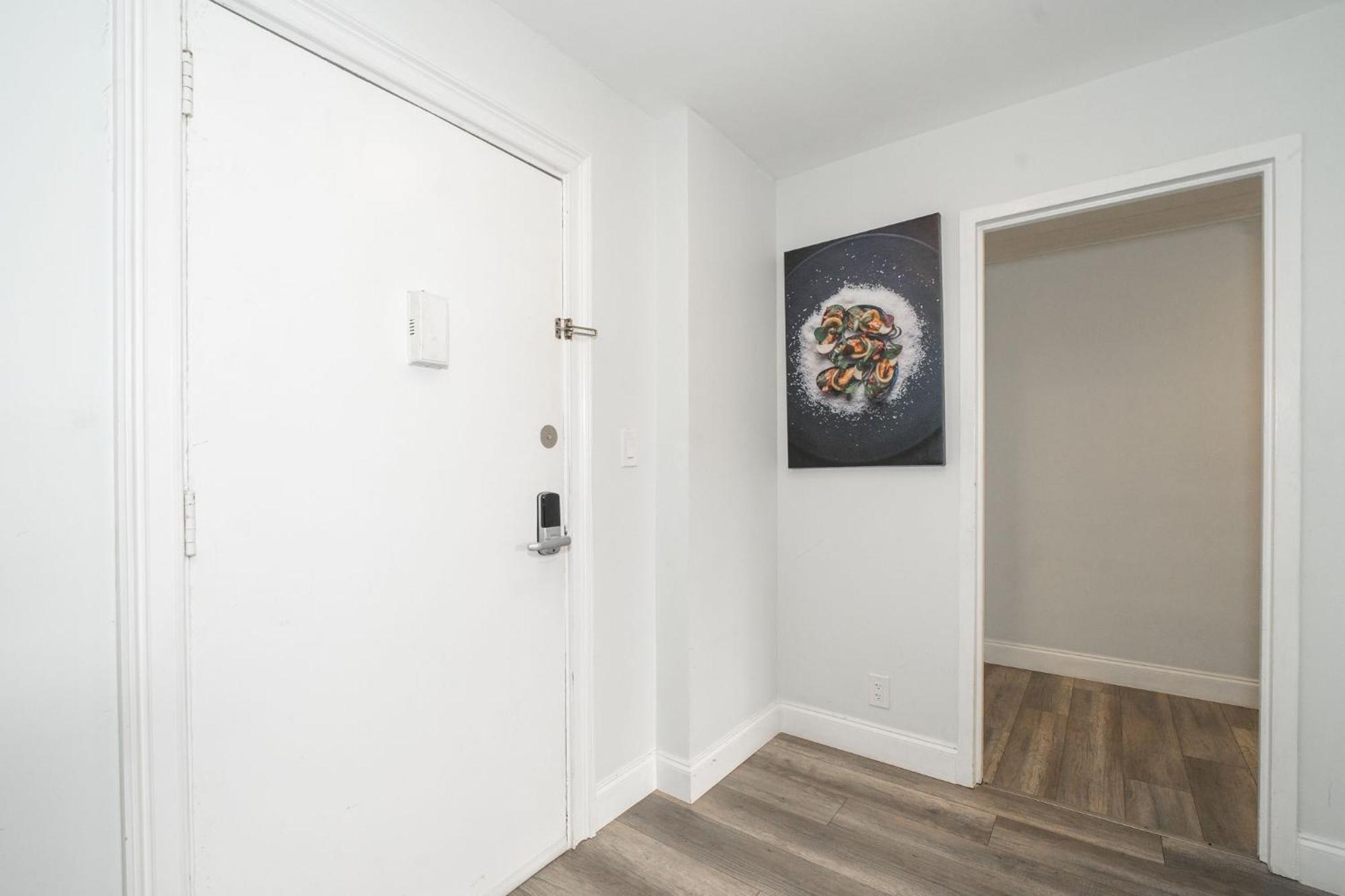 Just Renovated 3 Br/2bath/ Parking+ Downtown View Apartment *