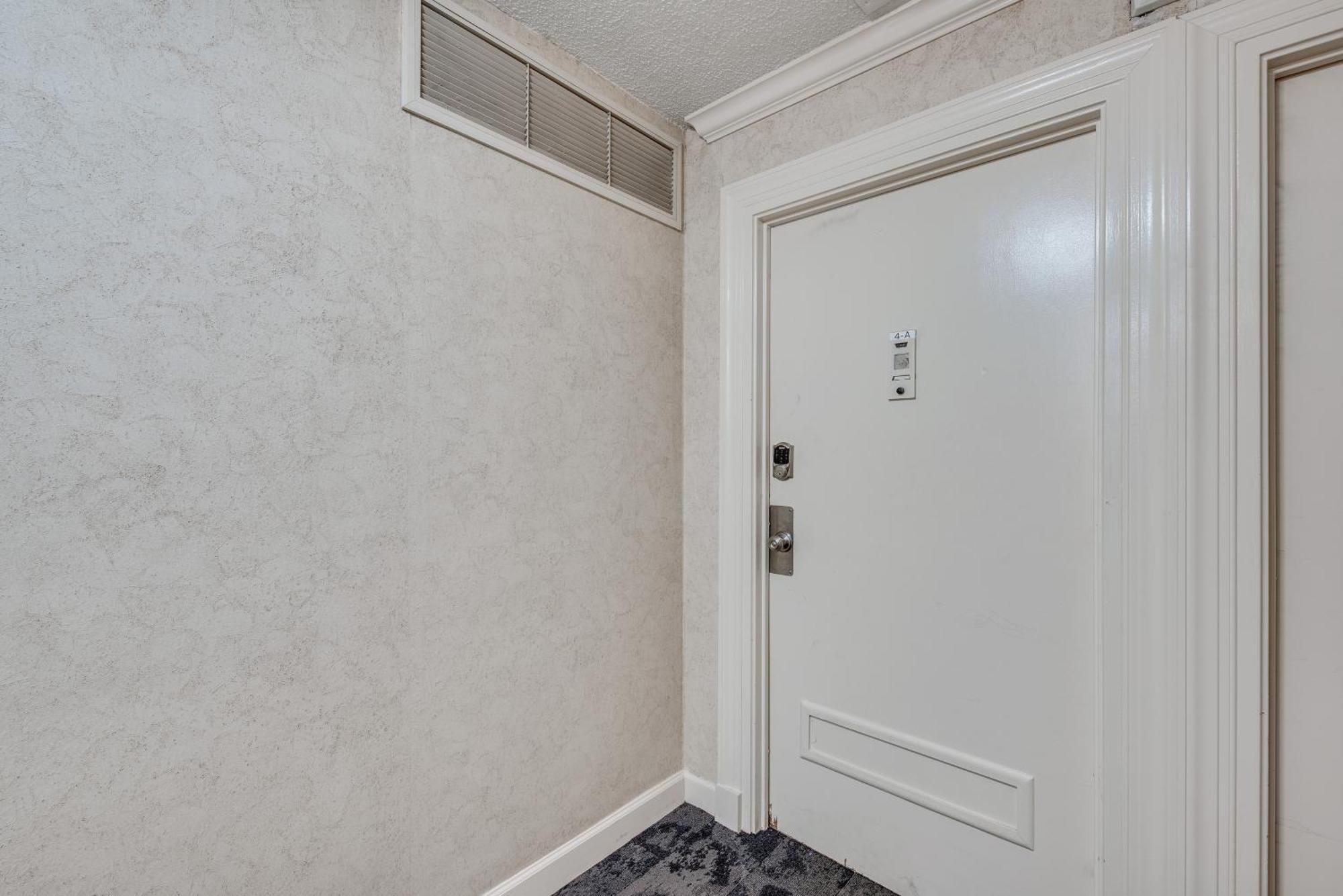 Downtown Balcony, Walkable Area Apartment Atlanta