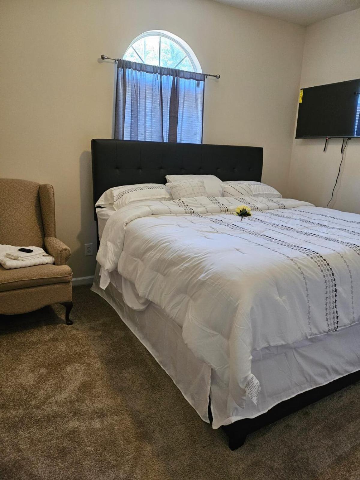 Holiday home 2 Luxury Bedrooms, 1 Bath, Shared Kitchen And Shared Living Areas *
