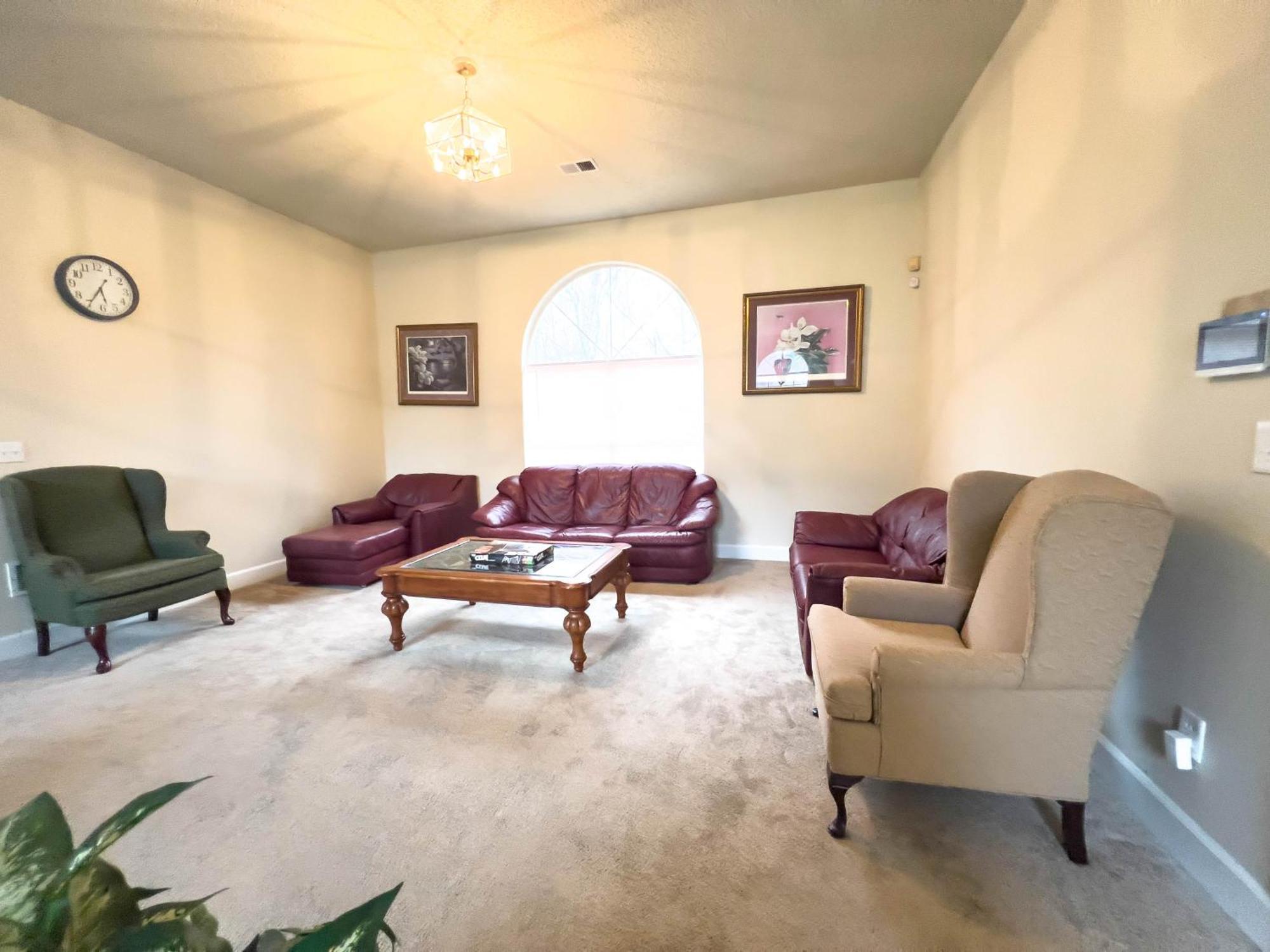 2 Luxury Bedrooms, 1 Bath, Shared Kitchen And Shared Living Areas * Atlanta