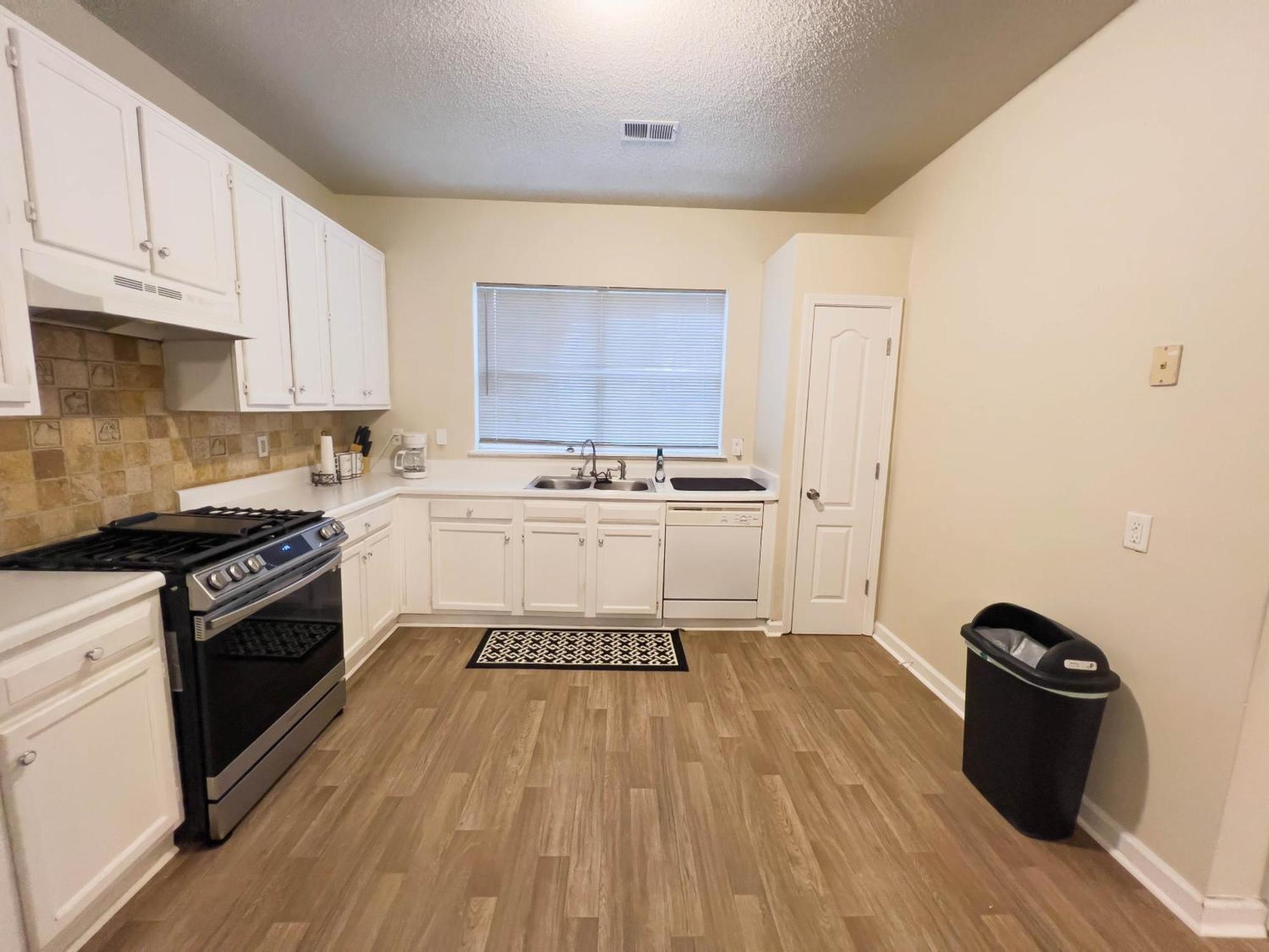 2 Luxury Bedrooms, 1 Bath, Shared Kitchen And Shared Living Areas *