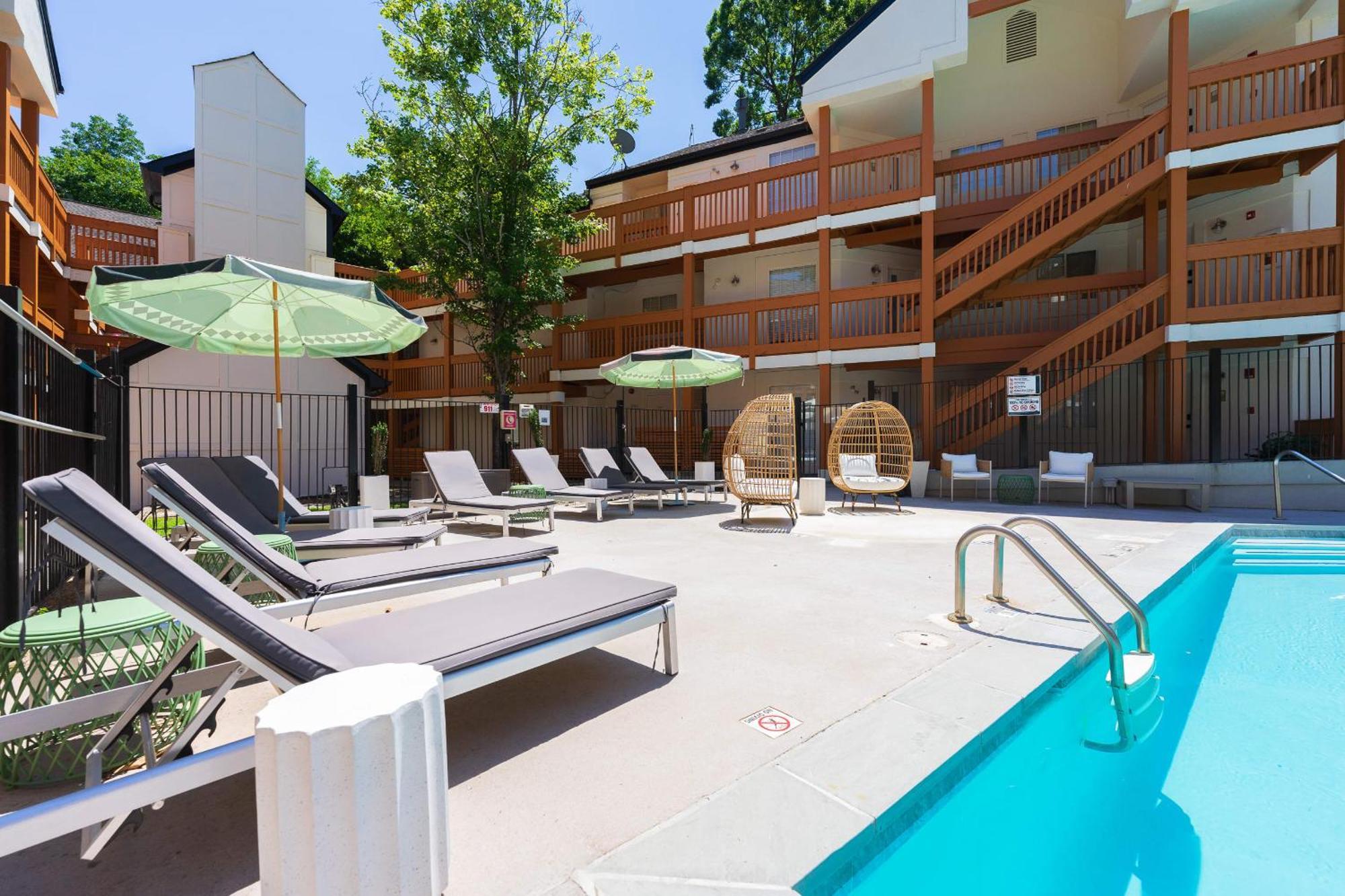 Newly Renovated Prime Buckhead Atl Apartment *