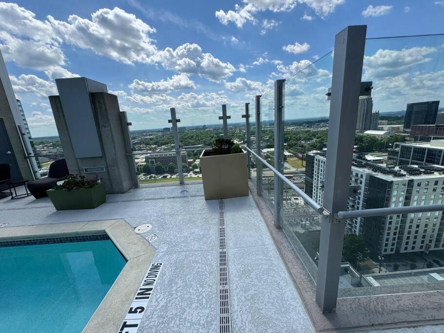 Midtown High-rise With King Bed Free Parking And Balcony With View