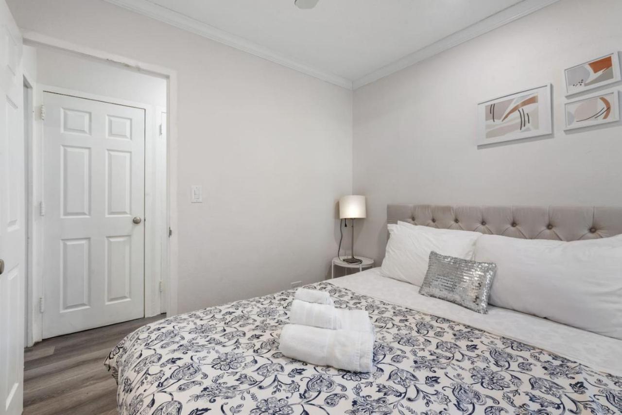 2 Bedroom Prime Location And Views, Private Porch Holiday home *