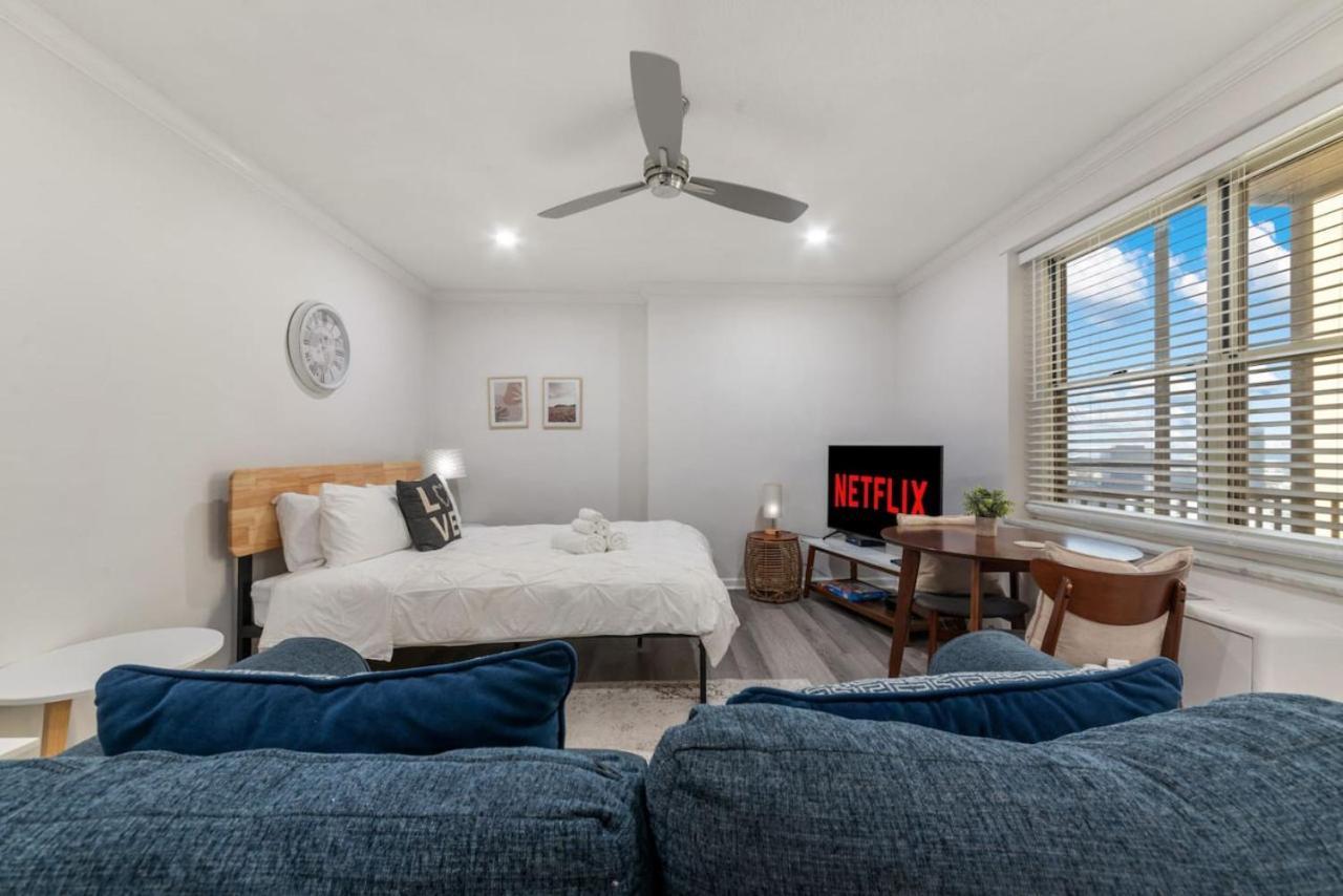 High-quality Downtown Living - Skyline View