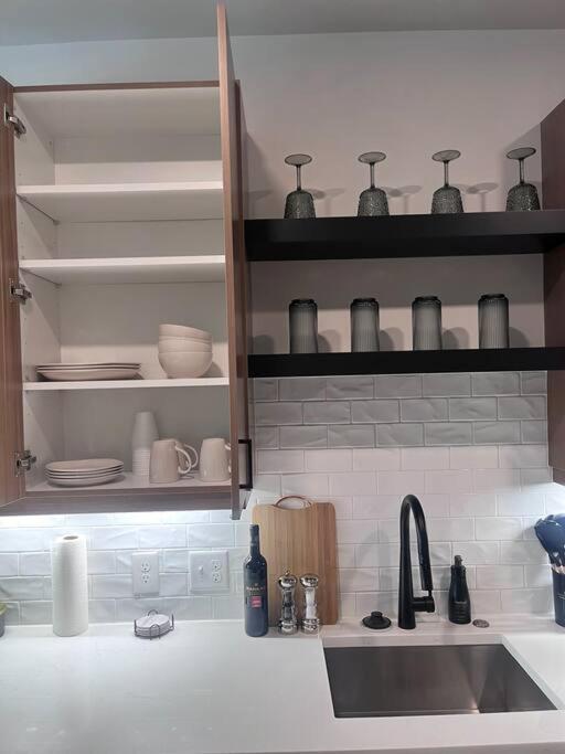 Located Modern West Midtown Apartment