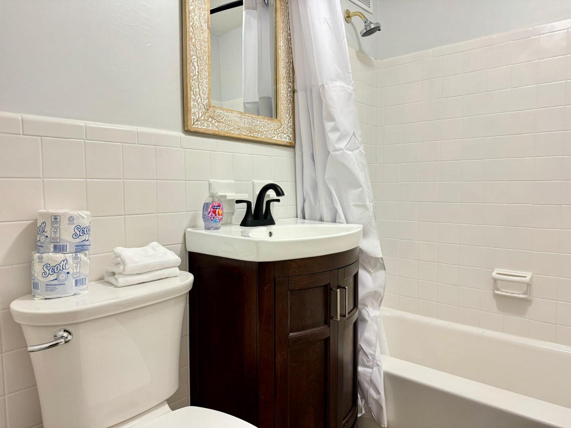 View Newly Renovated 3 Beds With Free Parking Lm909 Apartment *