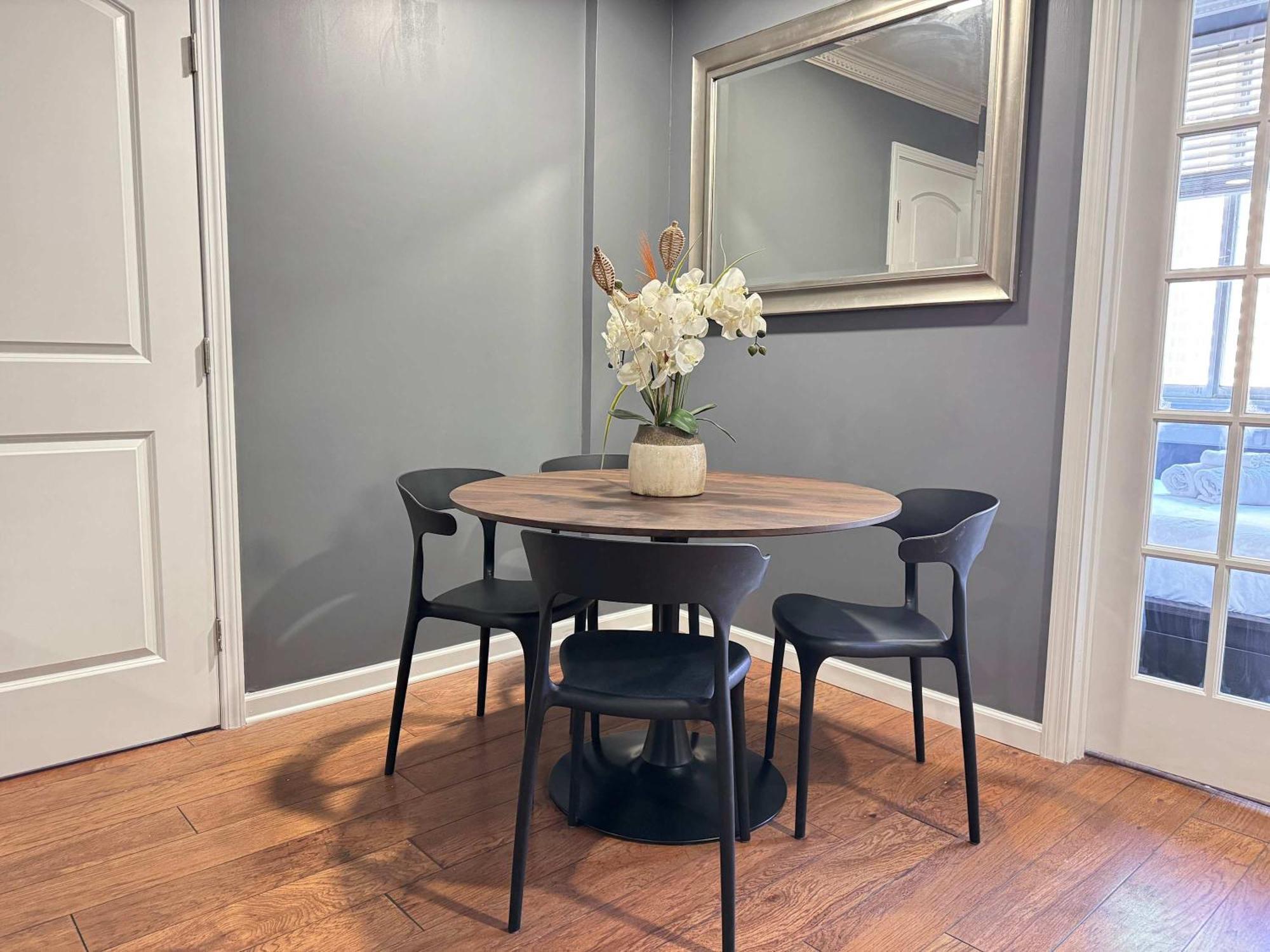 Apartment View Newly Renovated 3 Beds With Free Parking Lm1209 *