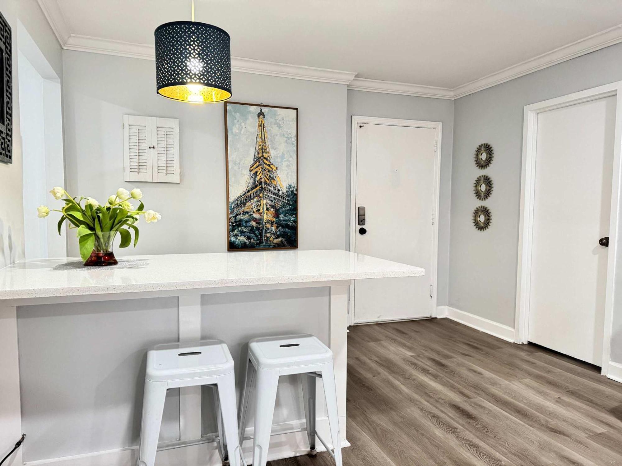 Downtown! Life! Onsite Parking Lm1701