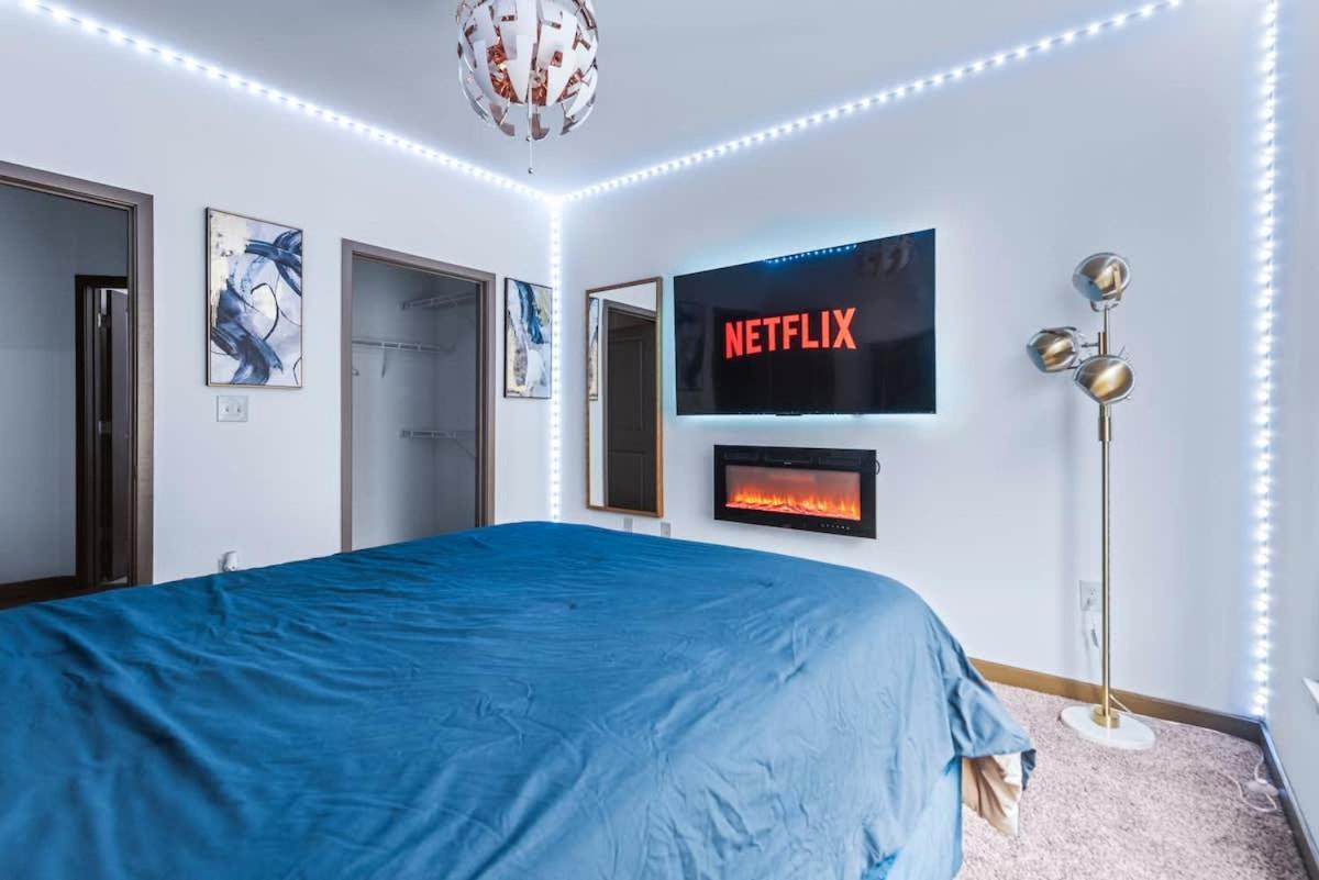 West Midtown Views - King Bed - Indoor Fireplaces Apartment