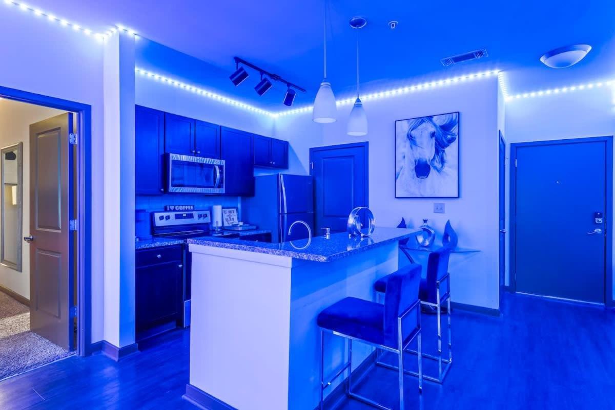 West Midtown Views - King Bed - Indoor Fireplaces *