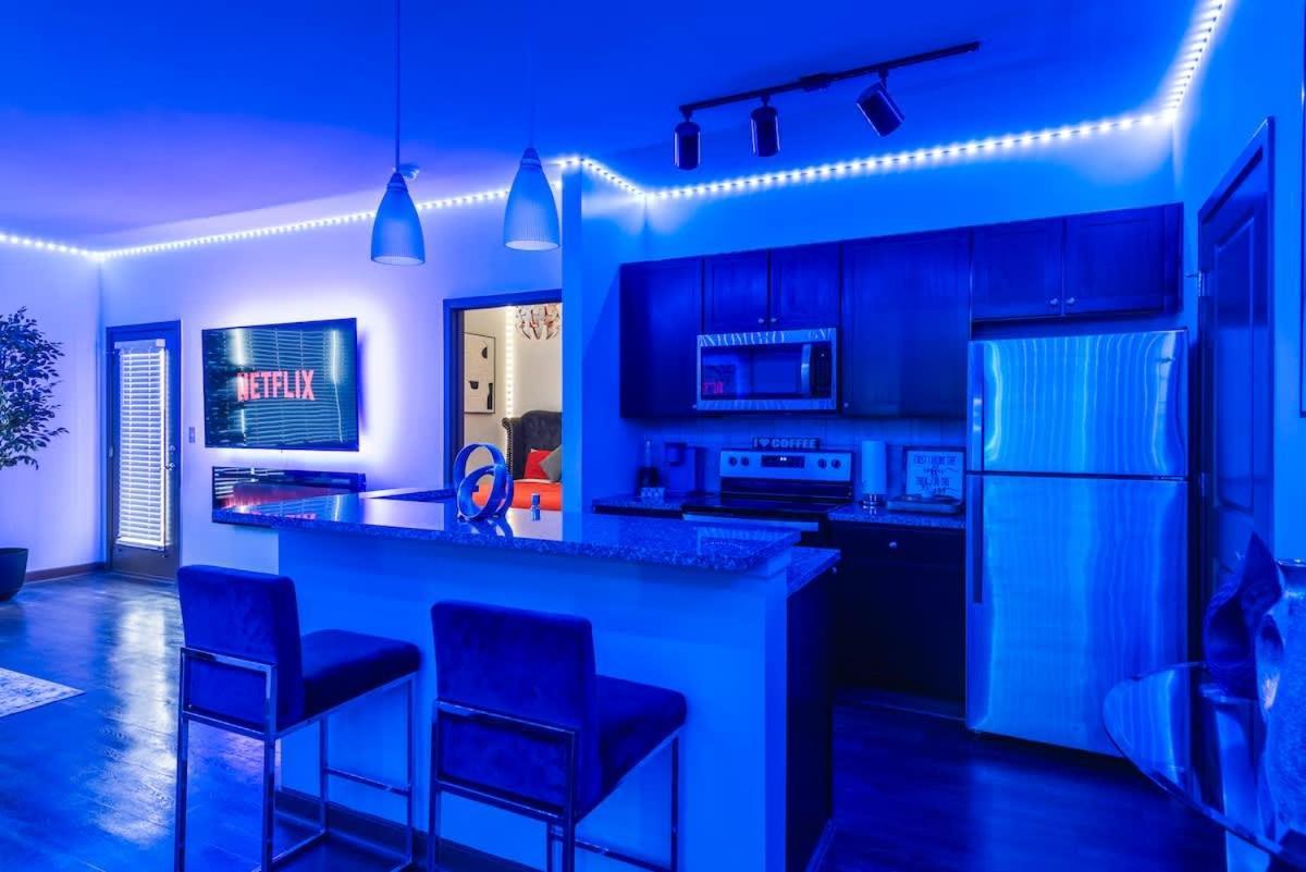 Apartment West Midtown Views - King Bed - Indoor Fireplaces *