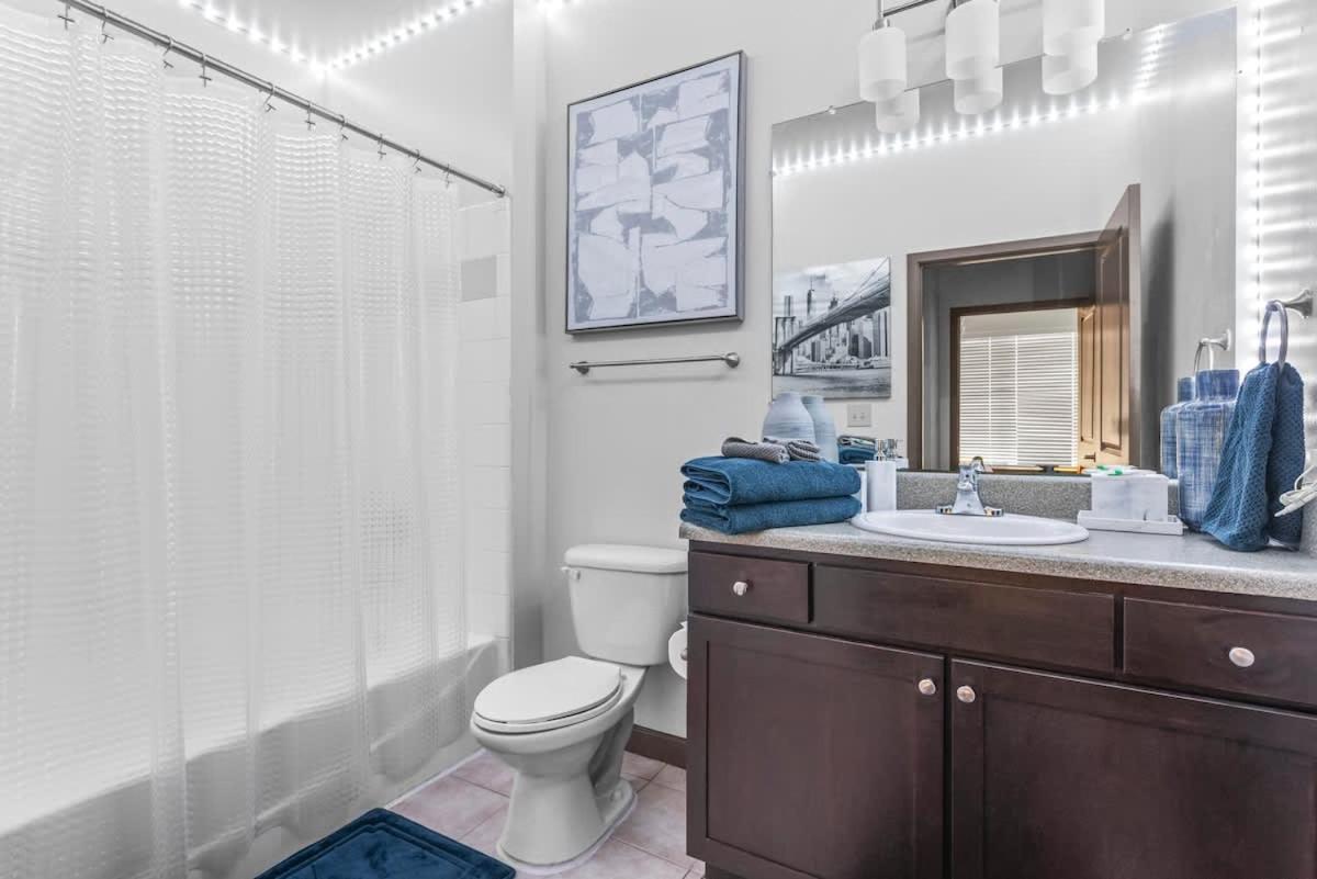 West Midtown Views - King Bed - Indoor Fireplaces Apartment