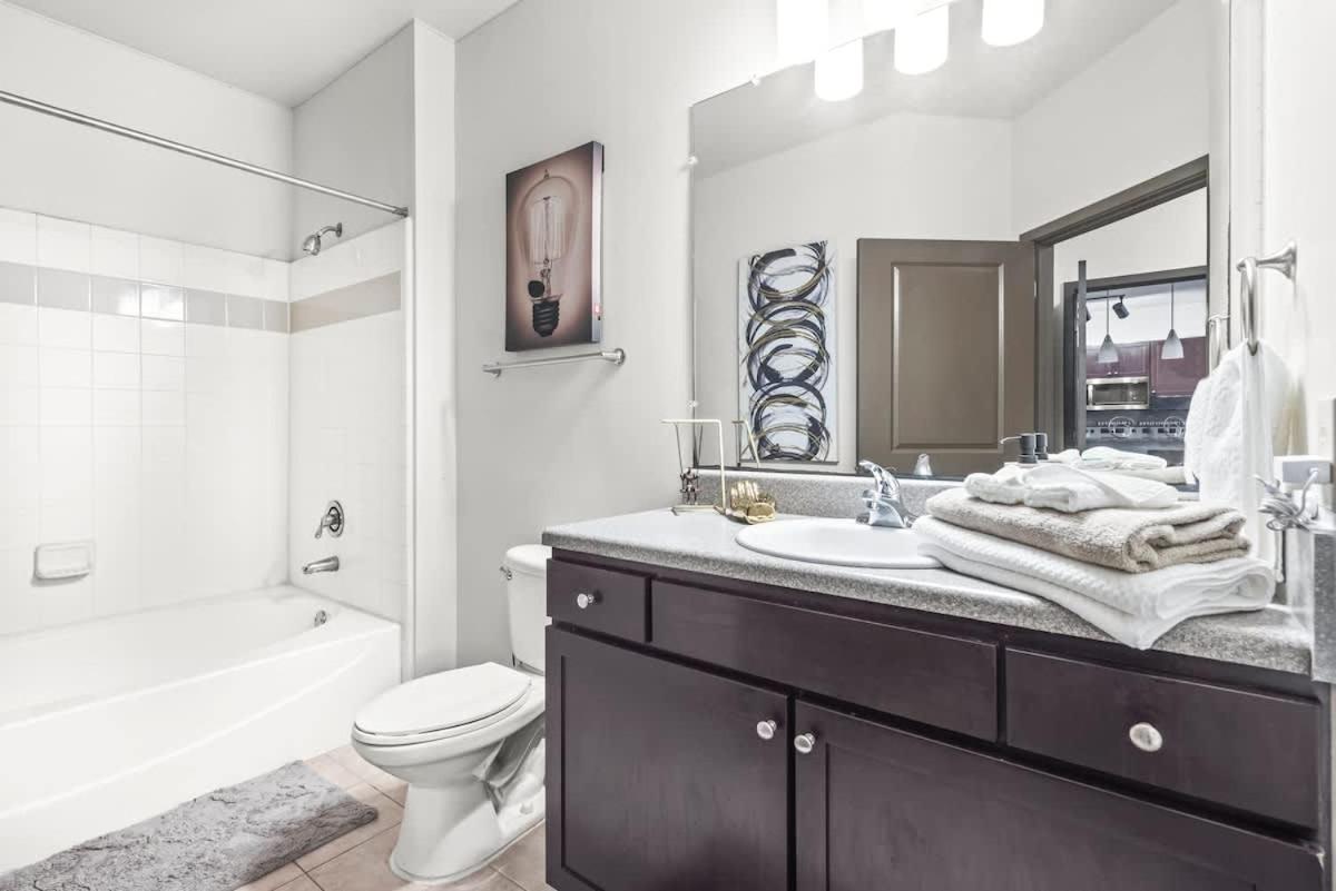 Apartment West Midtown Views - King Bed - Indoor Fireplaces