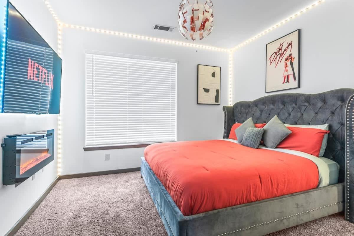 West Midtown Views - King Bed - Indoor Fireplaces Apartment *