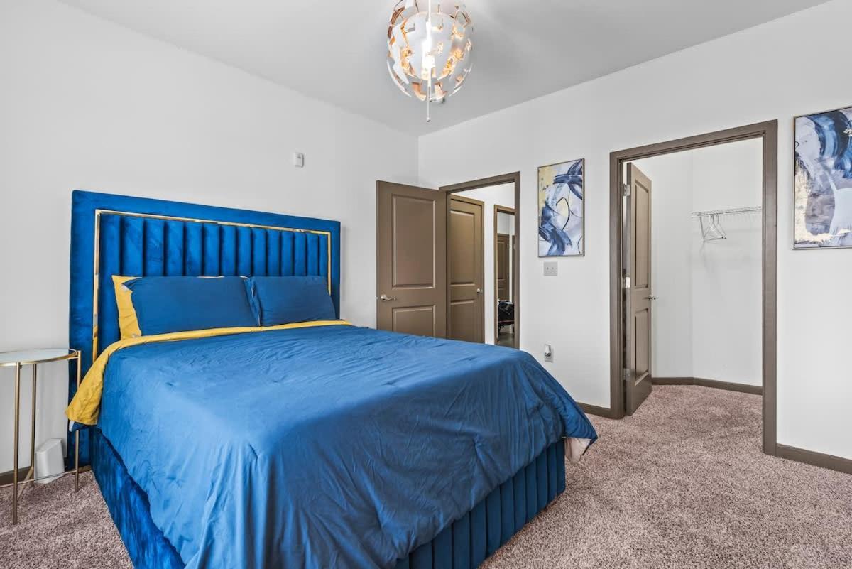 West Midtown Views - King Bed - Indoor Fireplaces