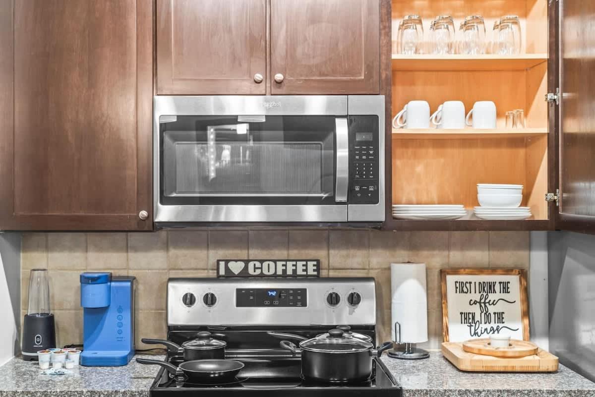 West Midtown Views - King Bed - Indoor Fireplaces Apartment *