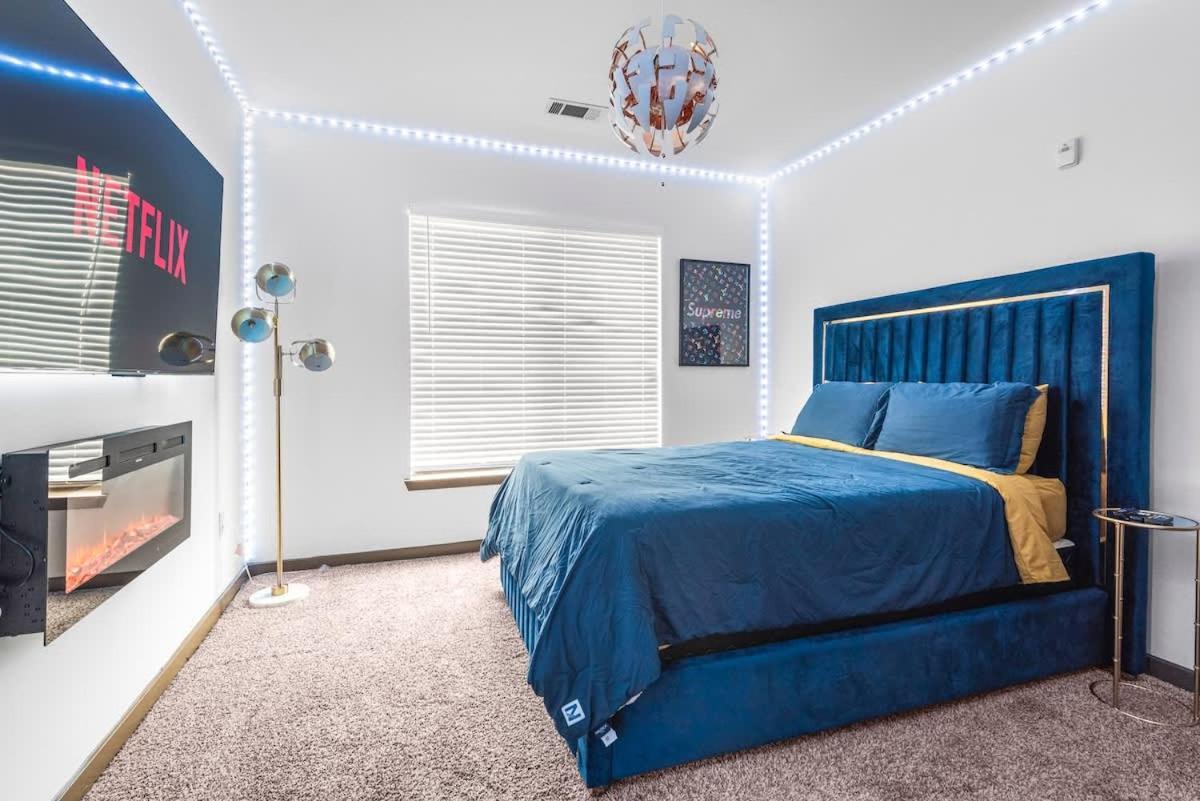 West Midtown Views - King Bed - Indoor Fireplaces