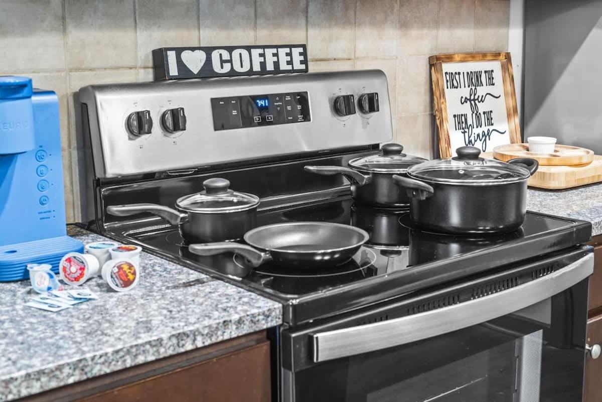 West Midtown Views - King Bed - Indoor Fireplaces Apartment *