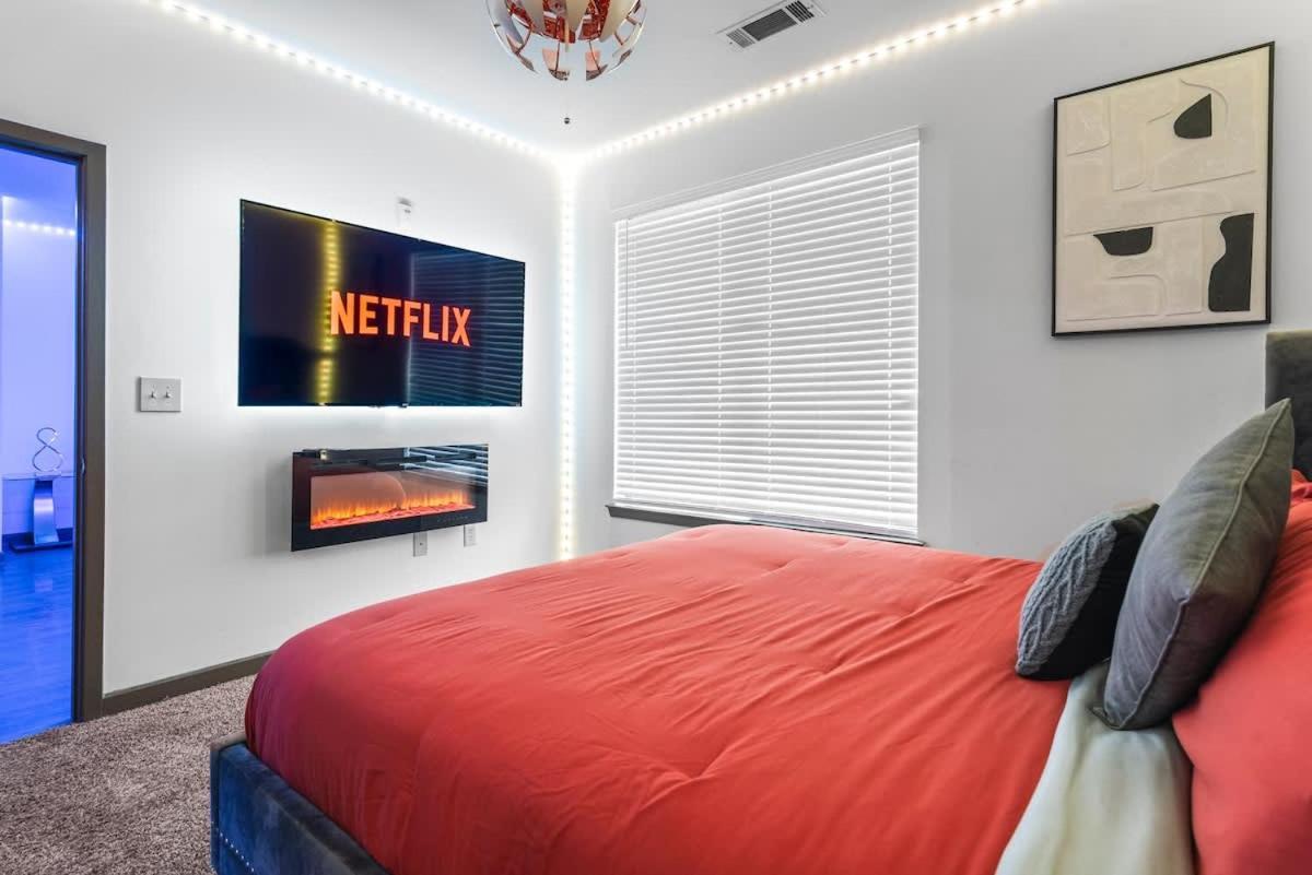 West Midtown Views - King Bed - Indoor Fireplaces Apartment *