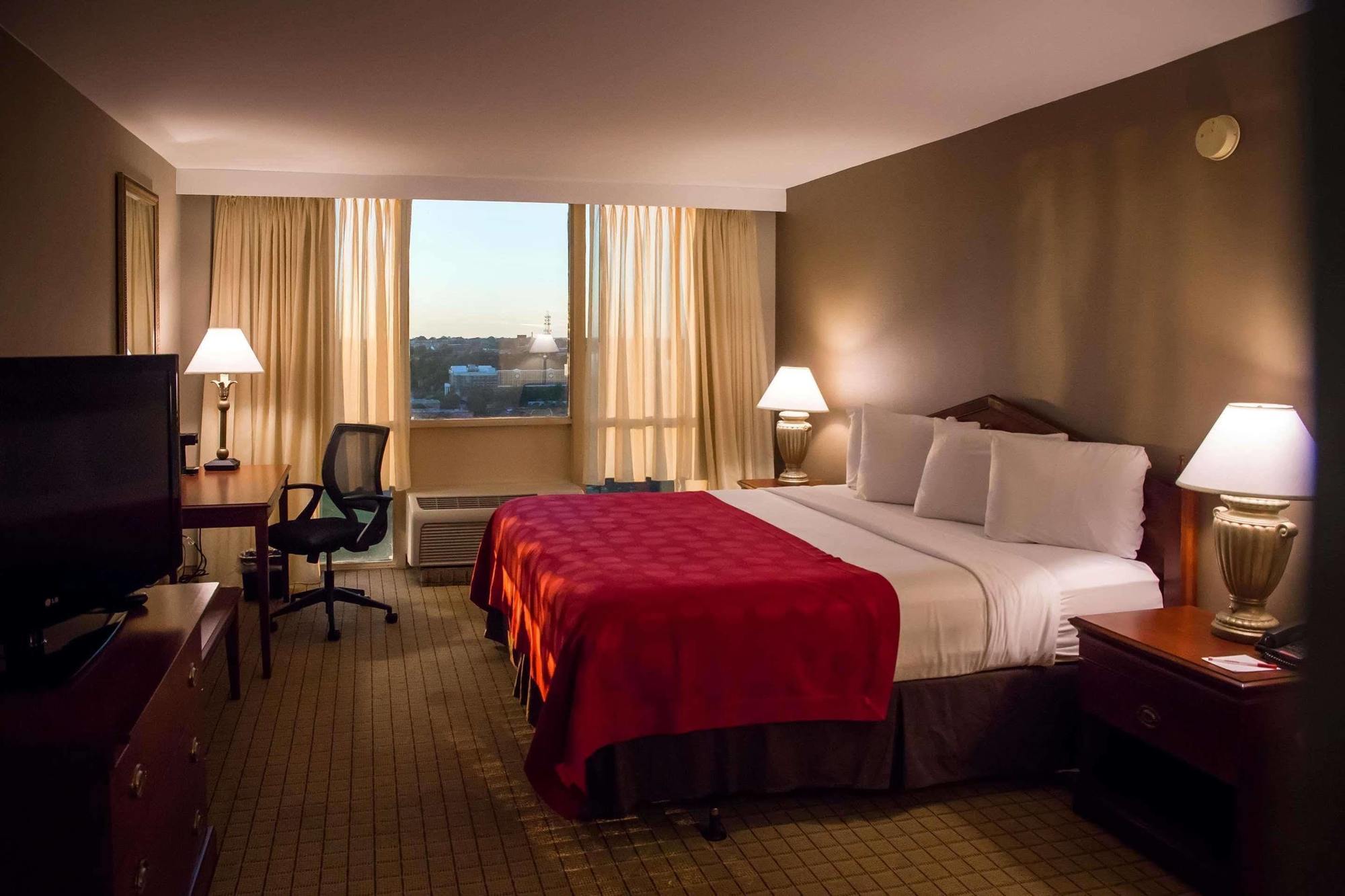Hotel Ramada Plaza By Wyndham Downtown Capitol Park 3*