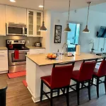 Ruby Getaway-Highrise, Balcony, Year-Round Pool, City View!