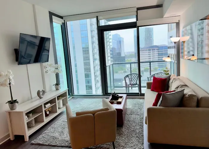 Ruby Getaway-Highrise, Balcony, Year-Round Pool, City View!