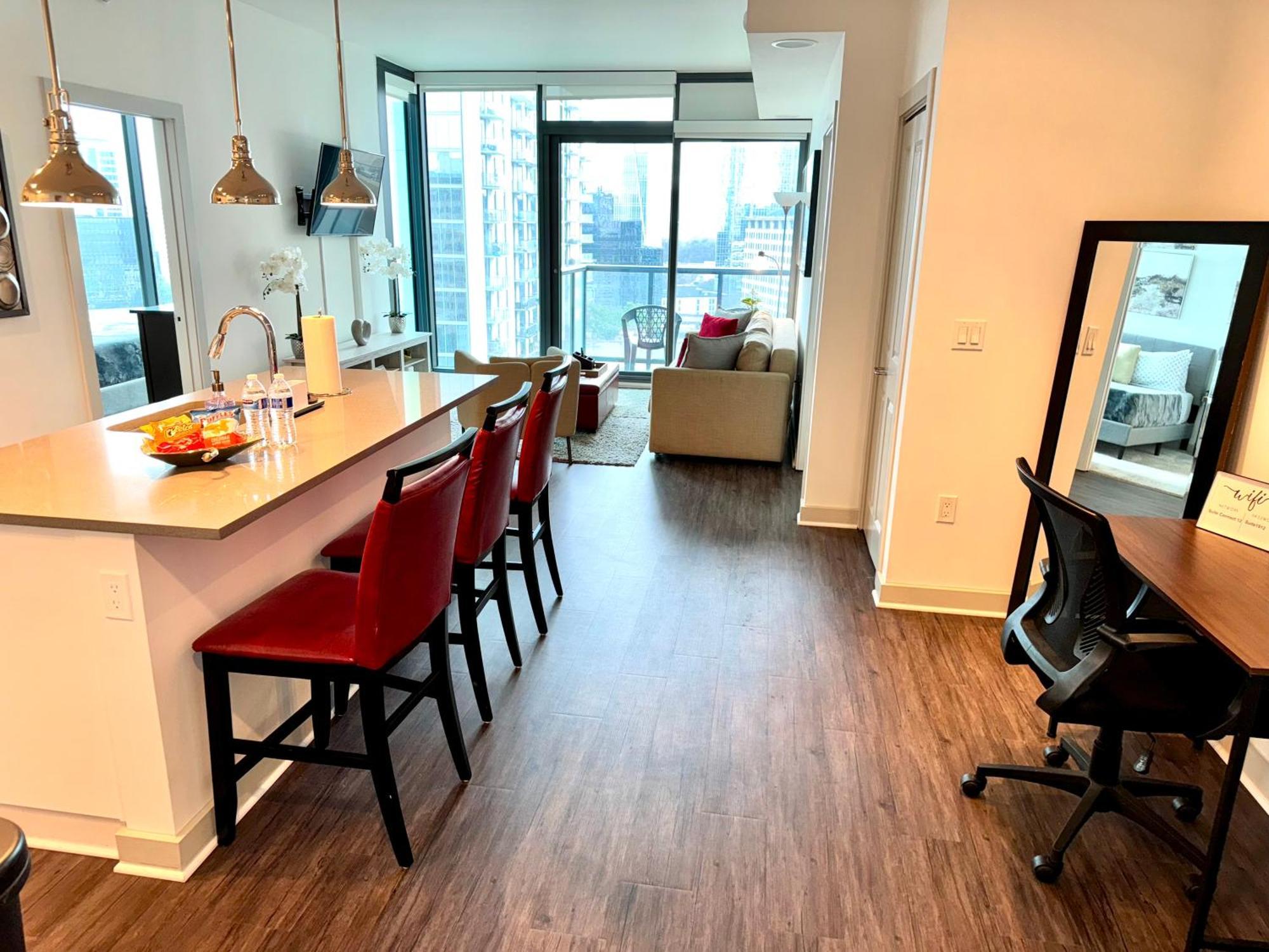 Ruby Getaway-highrise, Balcony, Year-round Pool, View! * Atlanta